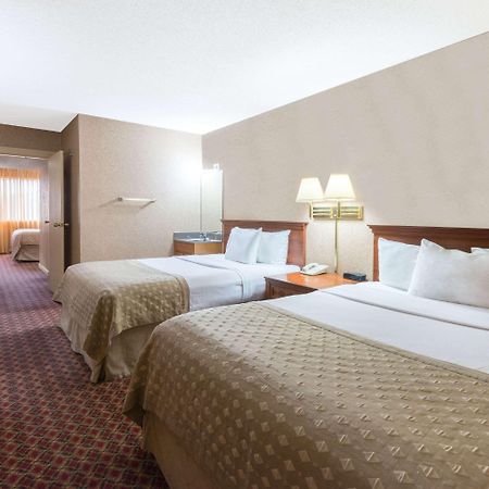 Ramada By Wyndham Topeka Downtown Hotel & Convention Center Екстер'єр фото