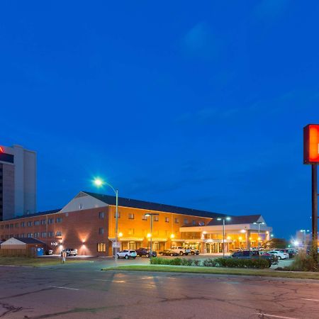 Ramada By Wyndham Topeka Downtown Hotel & Convention Center Екстер'єр фото