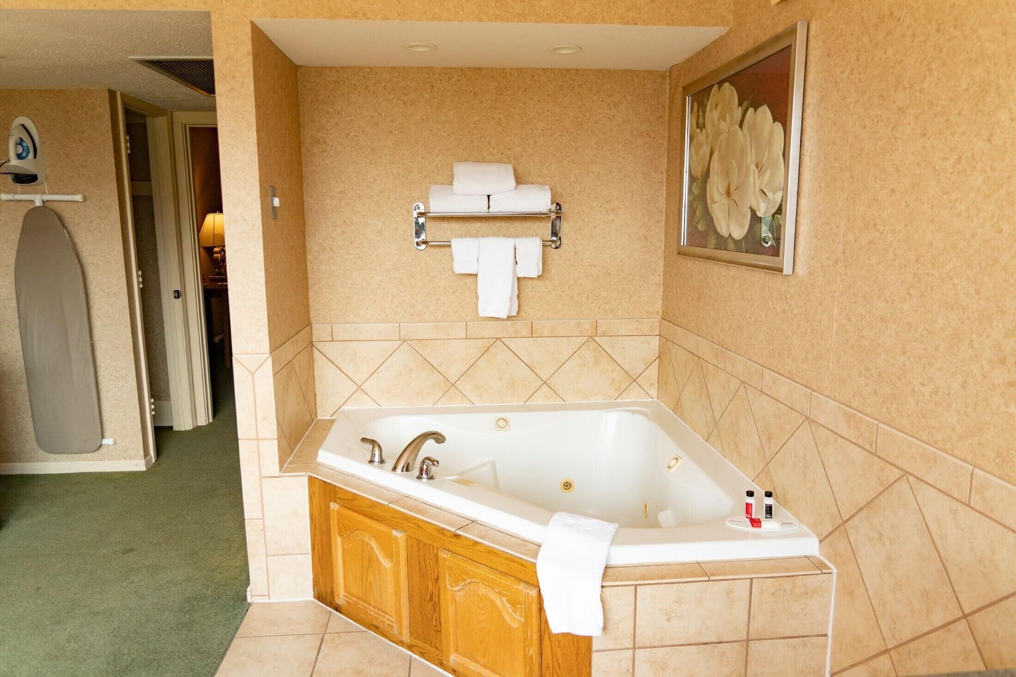 Ramada By Wyndham Topeka Downtown Hotel & Convention Center Екстер'єр фото