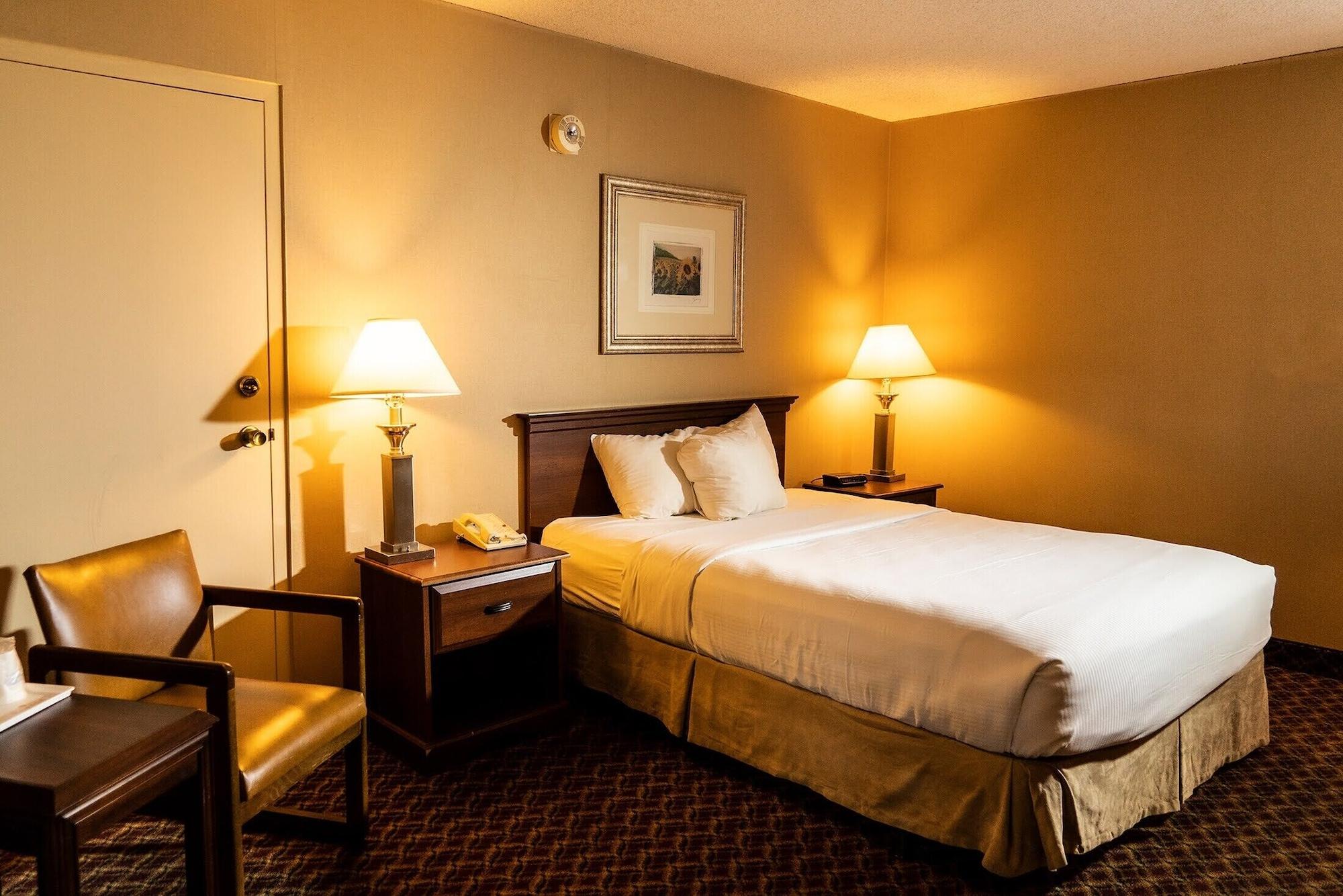 Ramada By Wyndham Topeka Downtown Hotel & Convention Center Екстер'єр фото