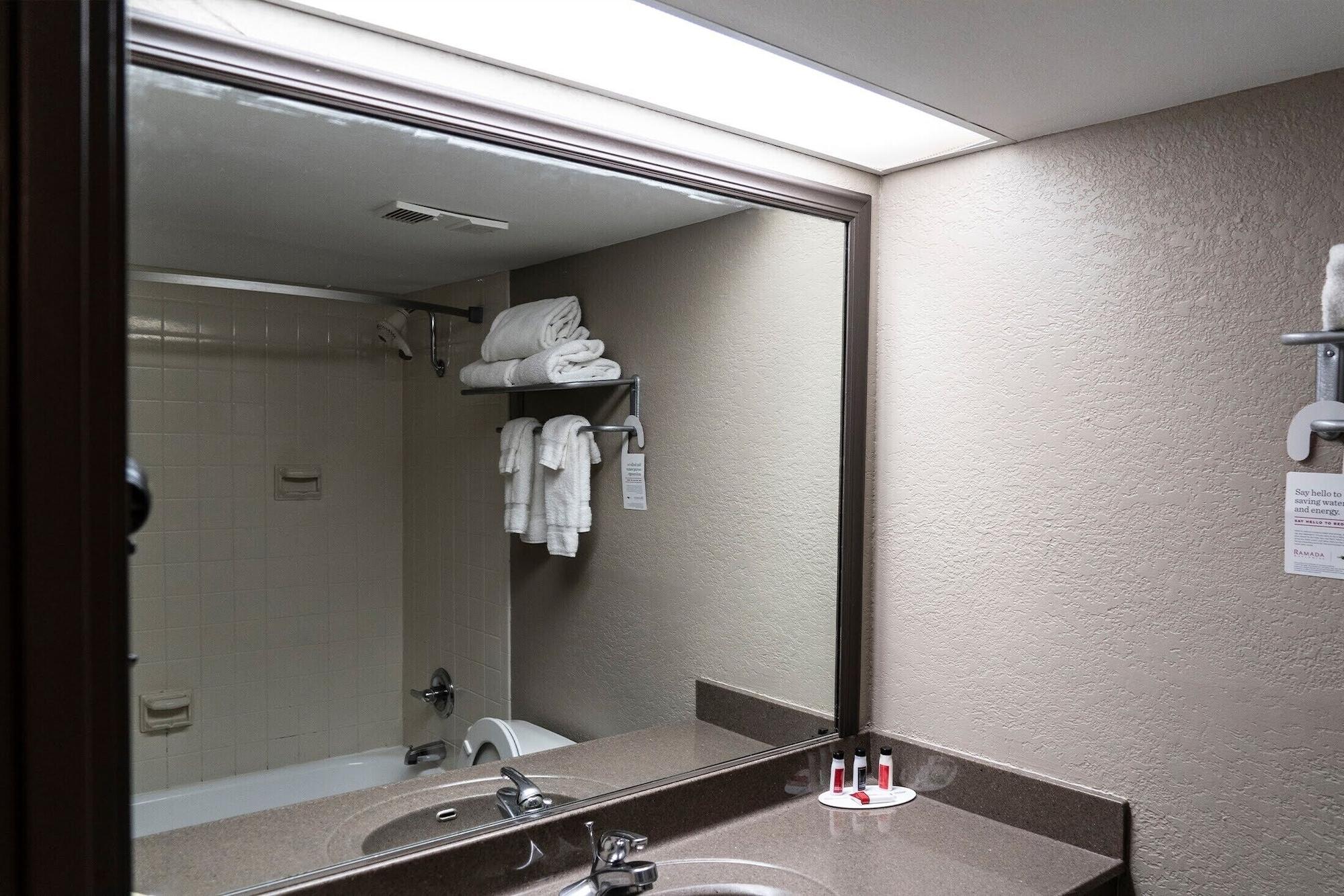 Ramada By Wyndham Topeka Downtown Hotel & Convention Center Екстер'єр фото