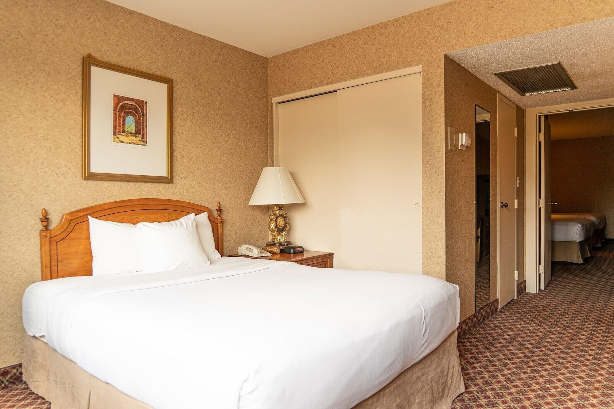 Ramada By Wyndham Topeka Downtown Hotel & Convention Center Екстер'єр фото