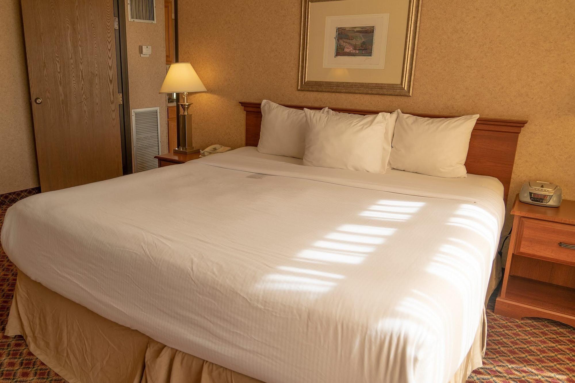 Ramada By Wyndham Topeka Downtown Hotel & Convention Center Екстер'єр фото