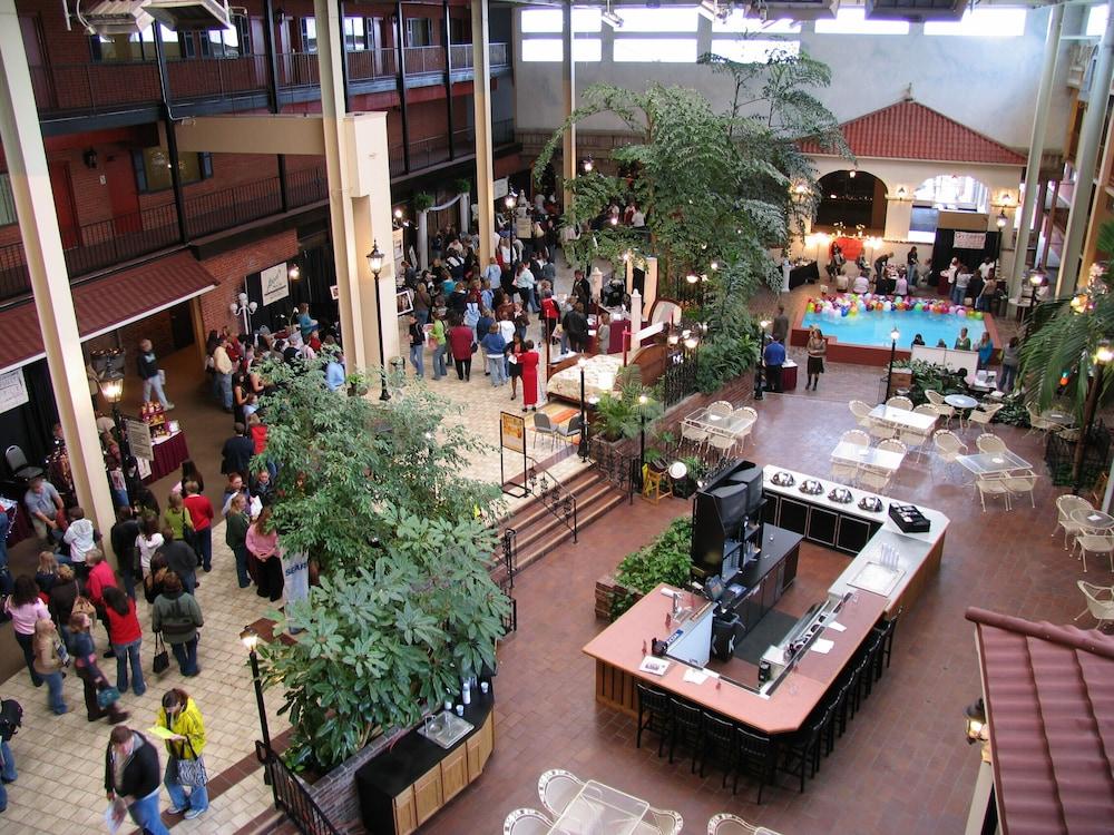 Ramada By Wyndham Topeka Downtown Hotel & Convention Center Екстер'єр фото