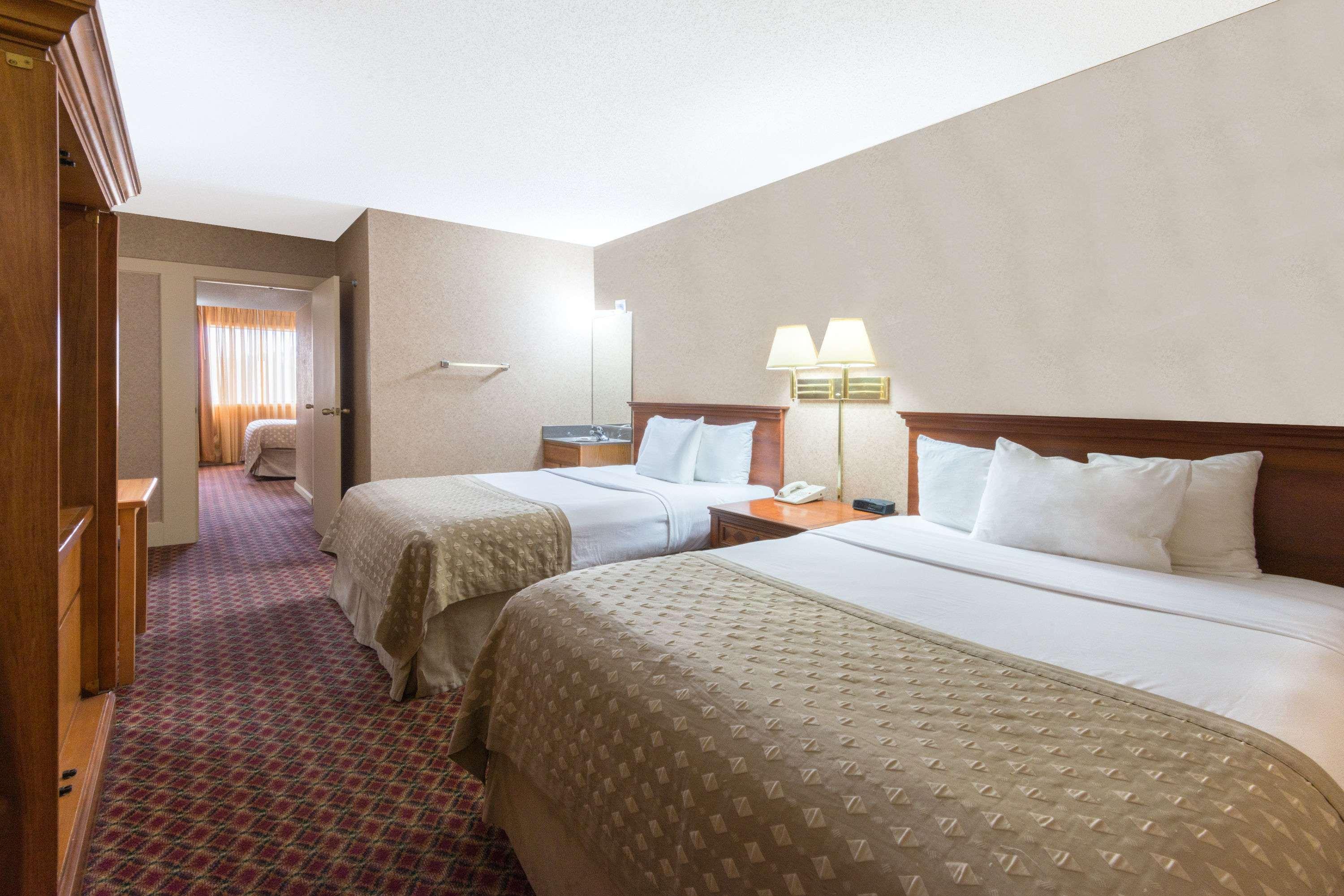 Ramada By Wyndham Topeka Downtown Hotel & Convention Center Екстер'єр фото