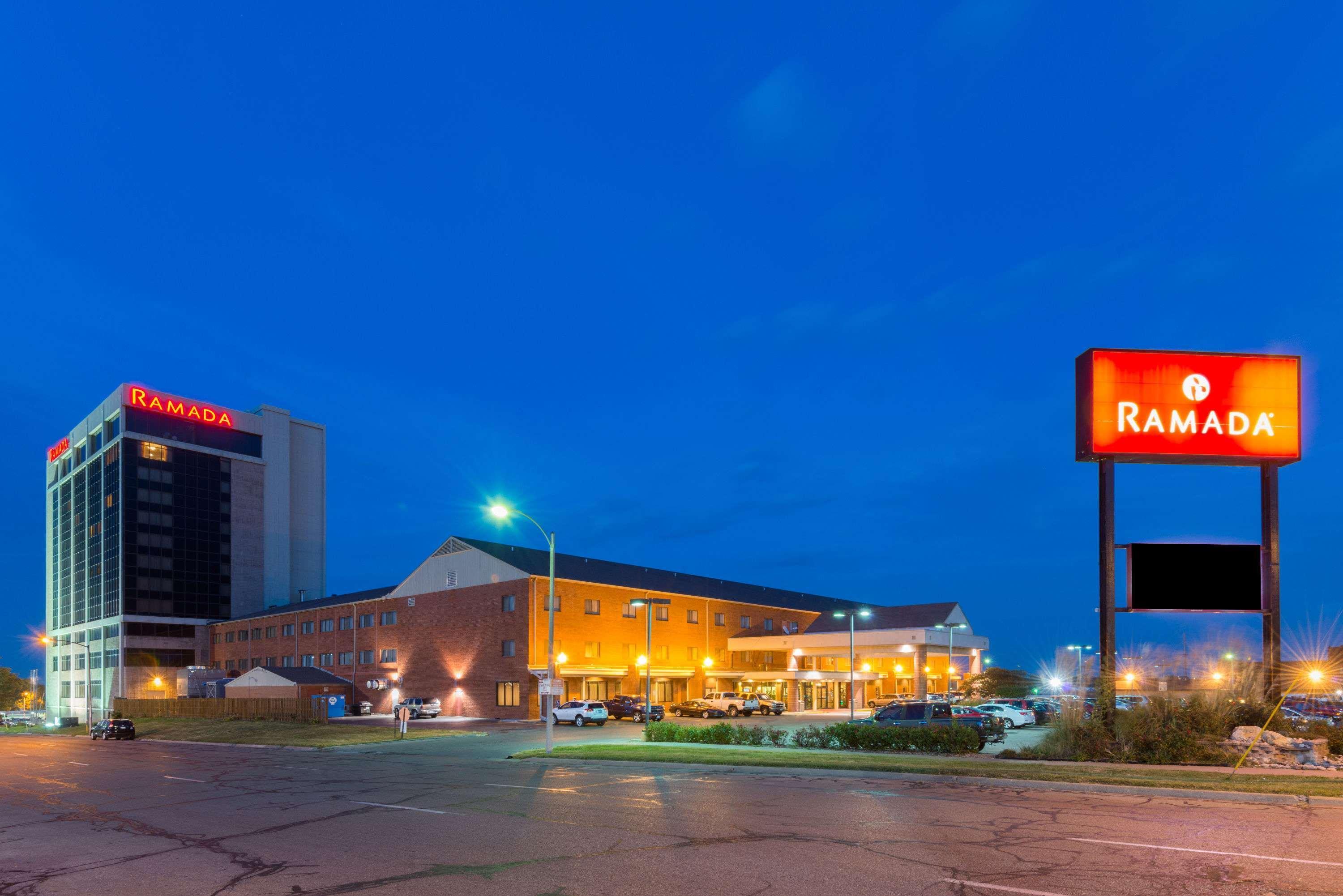 Ramada By Wyndham Topeka Downtown Hotel & Convention Center Екстер'єр фото