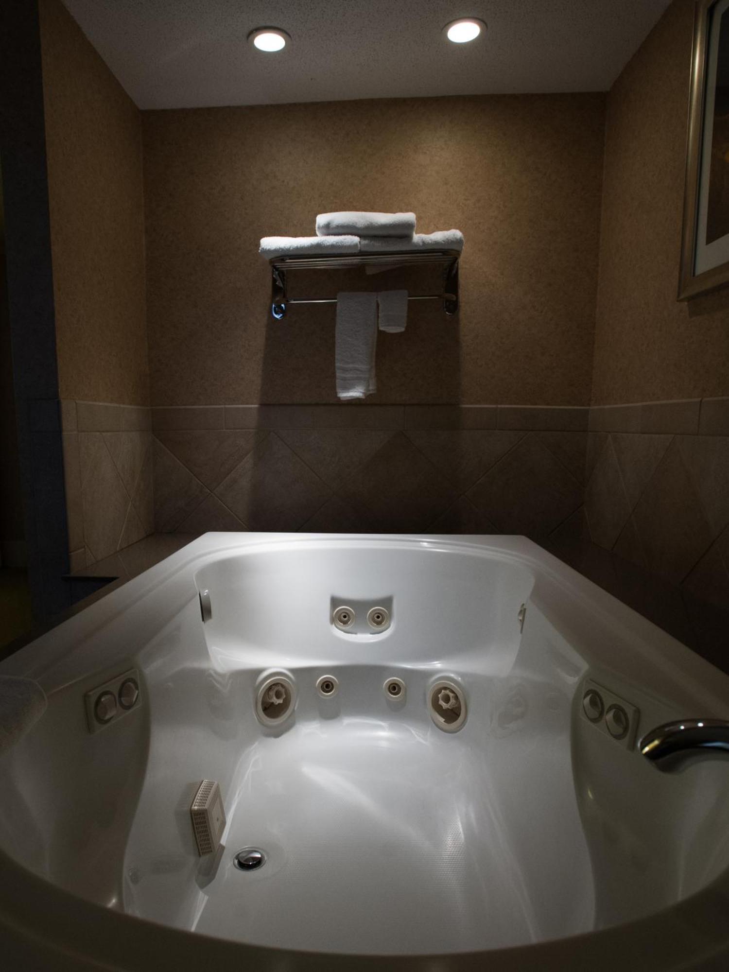 Ramada By Wyndham Topeka Downtown Hotel & Convention Center Екстер'єр фото