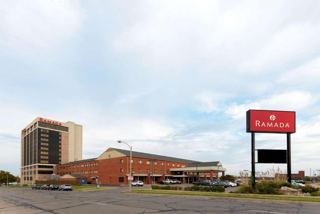 Ramada By Wyndham Topeka Downtown Hotel & Convention Center Екстер'єр фото