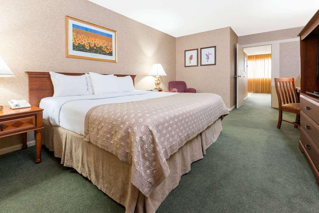 Ramada By Wyndham Topeka Downtown Hotel & Convention Center Номер фото
