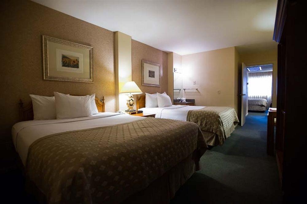Ramada By Wyndham Topeka Downtown Hotel & Convention Center Екстер'єр фото