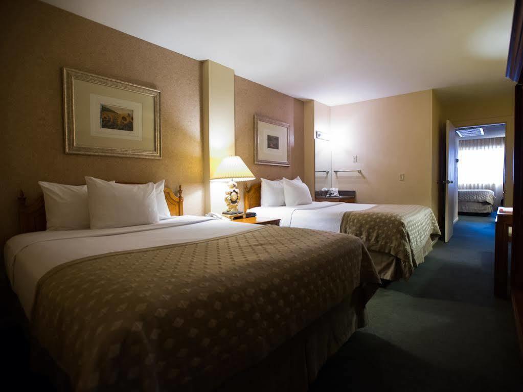 Ramada By Wyndham Topeka Downtown Hotel & Convention Center Екстер'єр фото