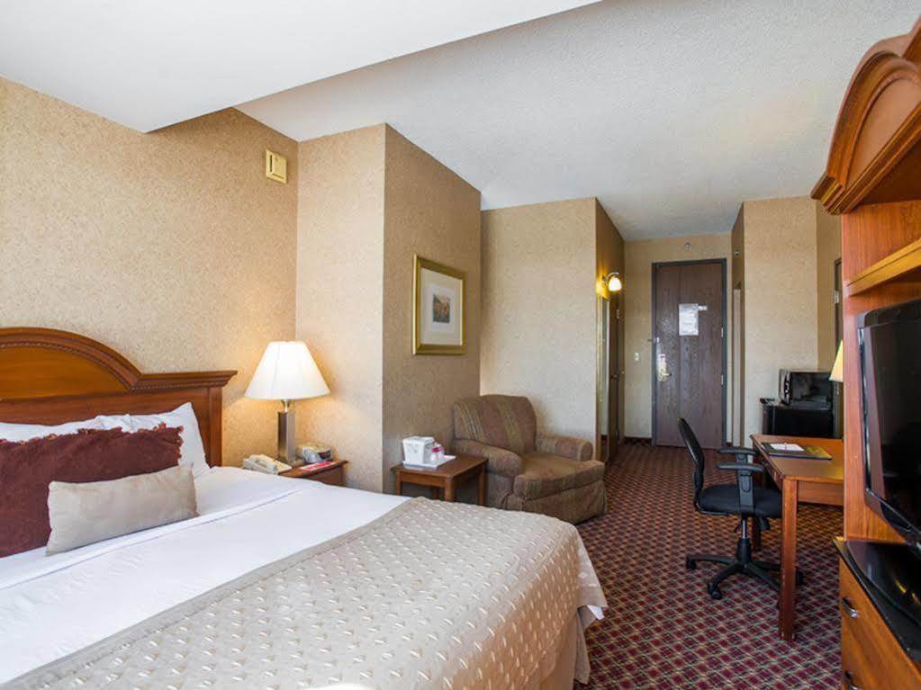 Ramada By Wyndham Topeka Downtown Hotel & Convention Center Екстер'єр фото