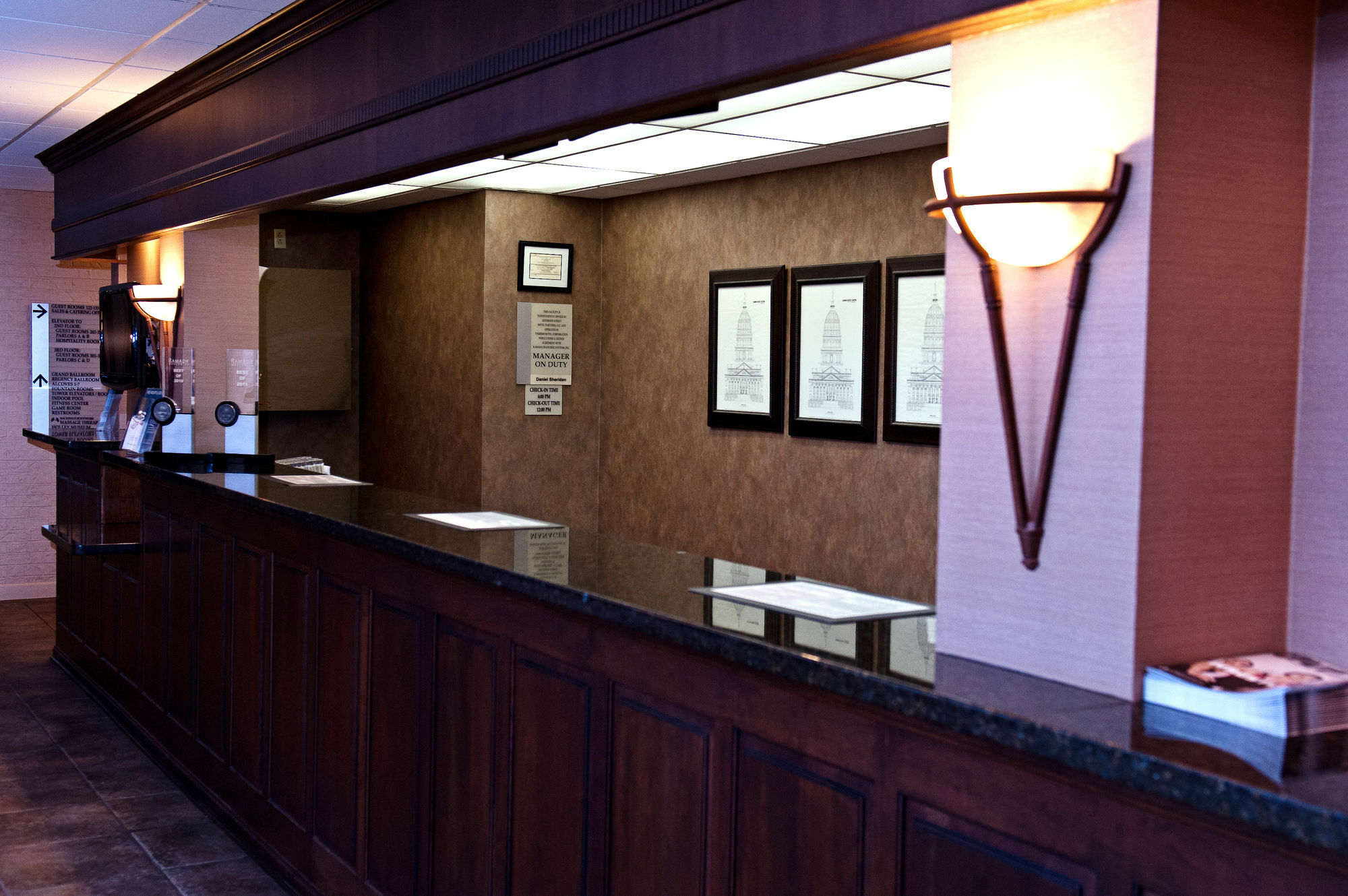 Ramada By Wyndham Topeka Downtown Hotel & Convention Center Екстер'єр фото