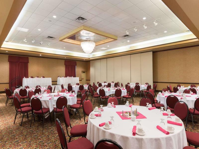 Ramada By Wyndham Topeka Downtown Hotel & Convention Center Екстер'єр фото
