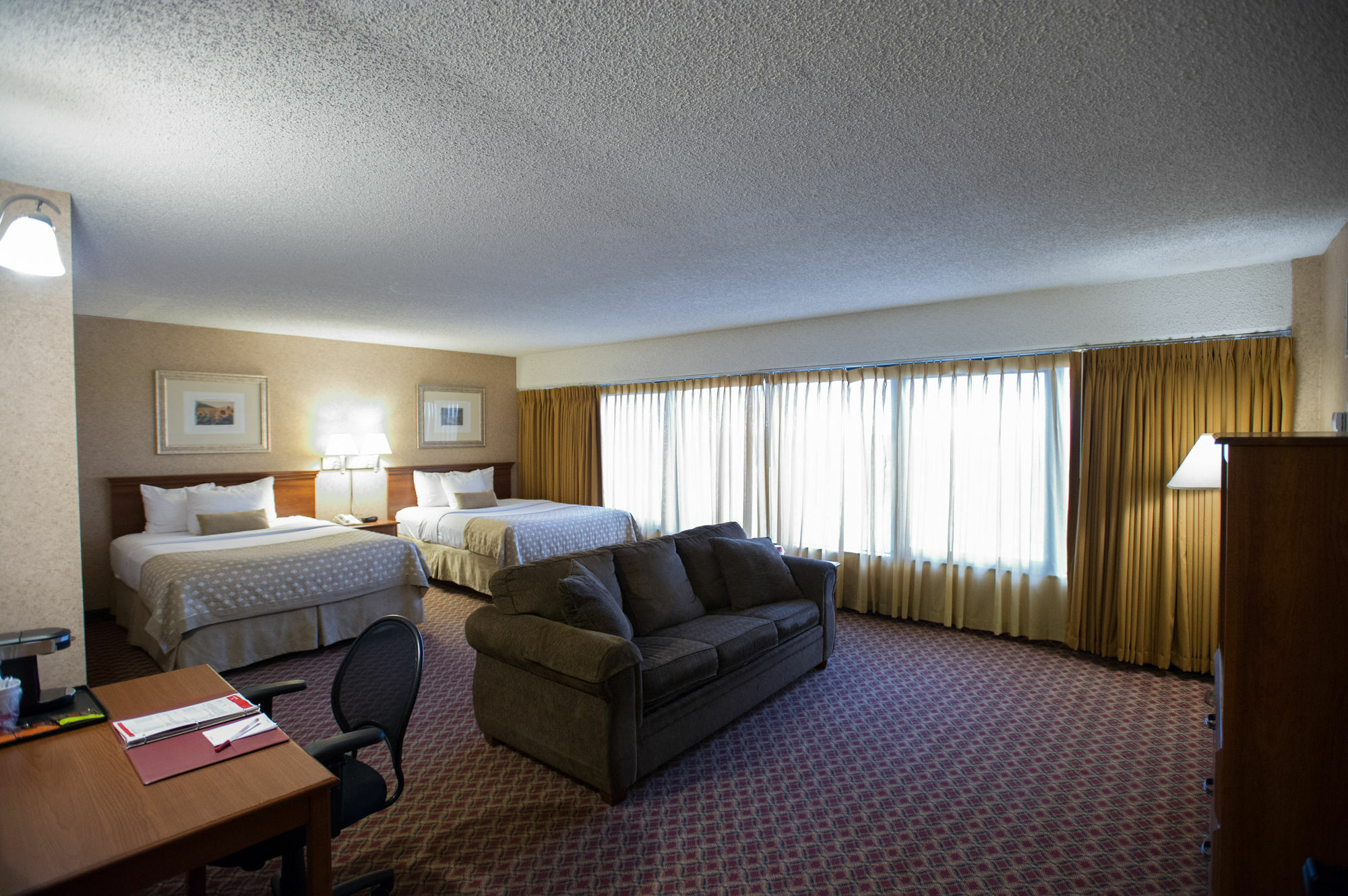 Ramada By Wyndham Topeka Downtown Hotel & Convention Center Екстер'єр фото